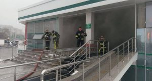 Incendiu devastator în sectorul Buiucani din Chișinău într-un bloc cu 12 etaje, pompierii au salvat un om