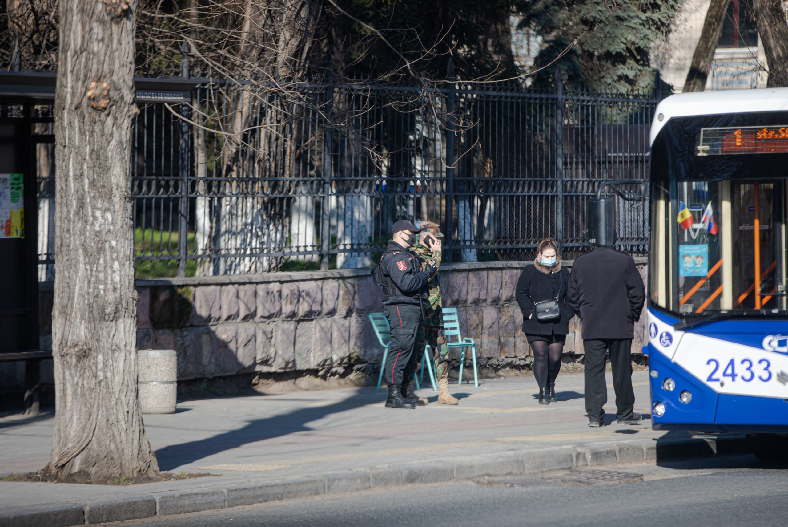 Военные и сотрудники правоохранительных органов патрулируют остановки