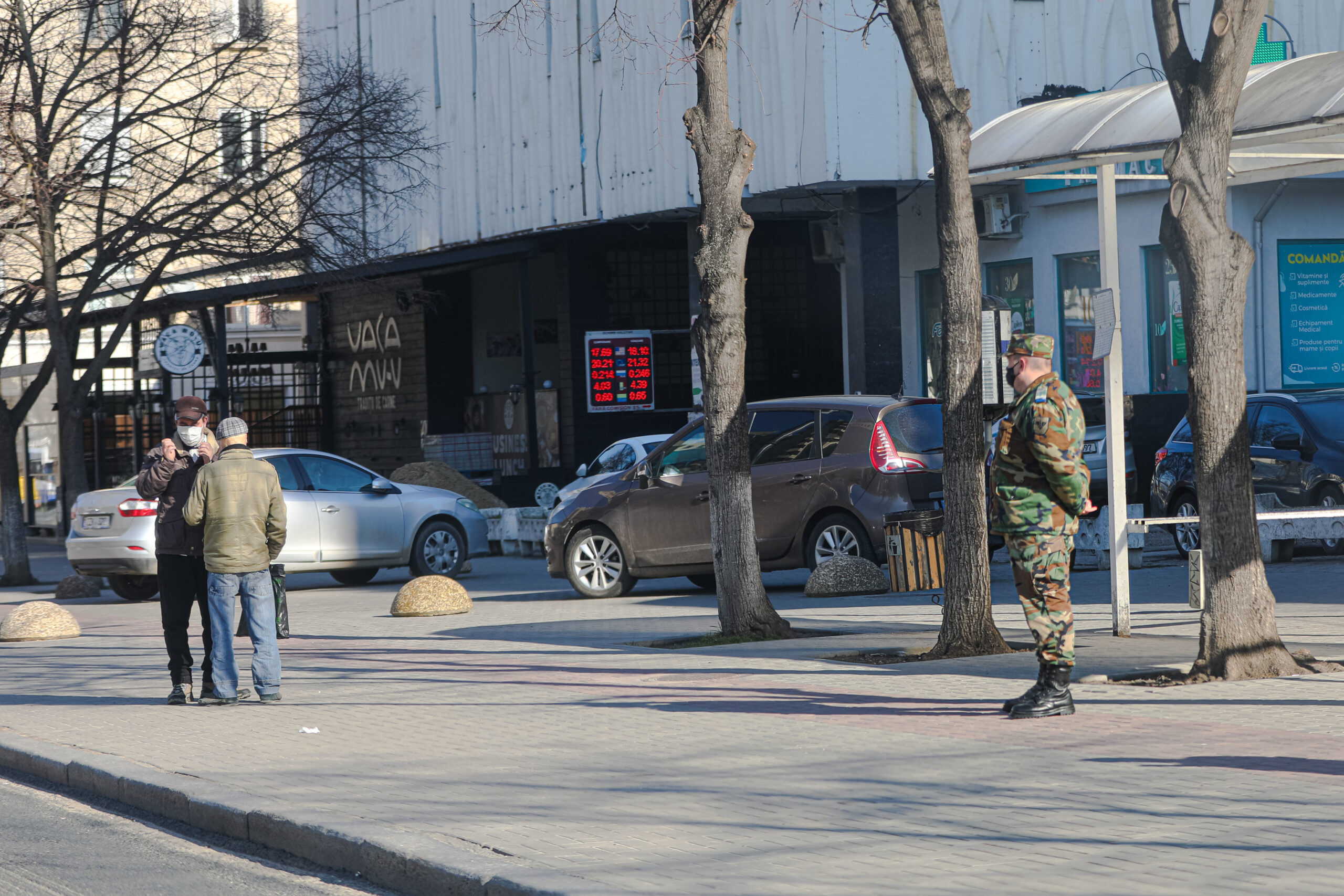 Военные и сотрудники правоохранительных органов патрулируют остановки