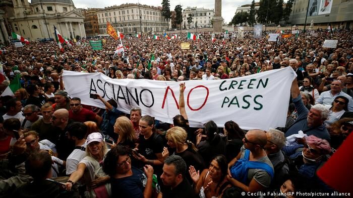 Italia vive violentas protestas por restricciones sanitarias | Coronavirus | DW | 10.10.2021