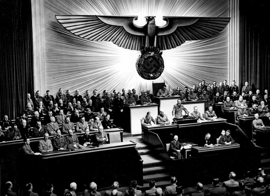 bundesarchiv_bild_183-1987-0703-507_berlin_reichstagssitzung_rede_adolf_hitler