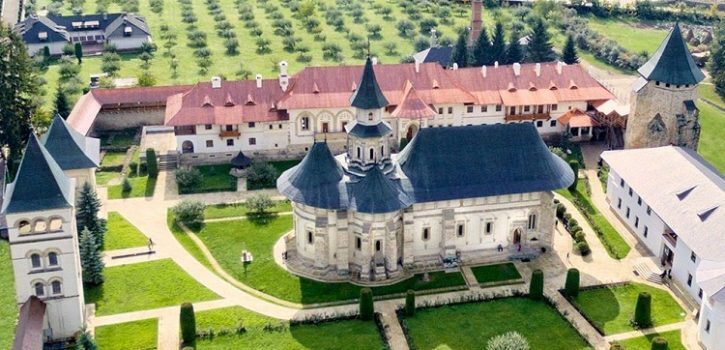 video-rug-ciuni-la-morm-ntul-sf-ilie-iorest-de-la-m-n-stirea-putna-725x350-1