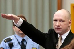 Breivik a efectuat un salut nazist înainte de procesul pe care l-a intentat Guvernului norvegian (video)