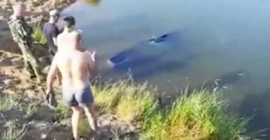 16-летний школьник спас водителя из тонущего автомобиля