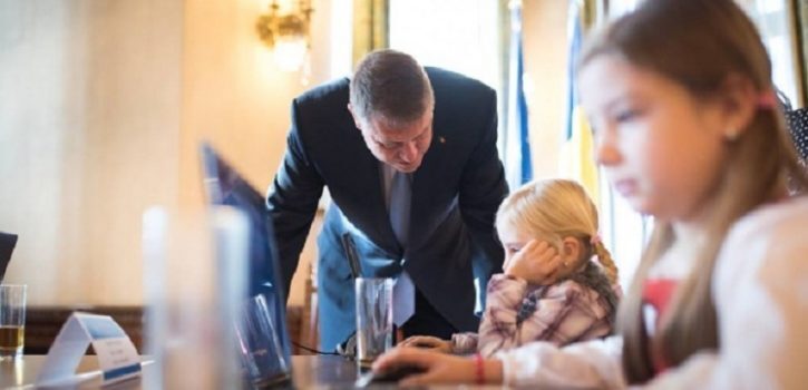 reactia-minunata-a-unui-copil-atunci-cand-l-a-vazut-pe-klaus-iohannis-347143-725x350-1